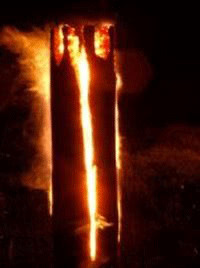 Schwedenblock brennt im dunkeln! Ein  Stamm, der längs mehrfach eingeschnitten wird und von Innen wegbrennt.