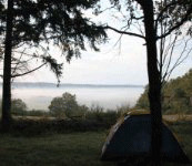 Zelt am Waldrand mit Blick auf die Eifel (Battery aufladen)